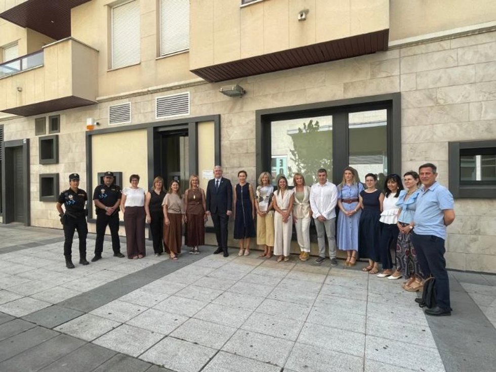 La consejera de Salud y Políticas Sociales, María Martín, junto a la directora general de Justicia e Interior, Tania Sáez, inaugura el nuevo Punto de Encuentro Familiar de Calahorra-Rioja Baja