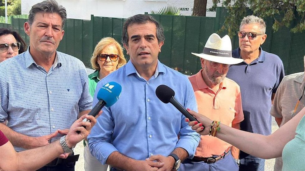 Antonio Sevilla, presidente de Vox Málaga y Antonio Alcázar, portavoz del grupo municipal de Vox Málaga, atienden a los medios.