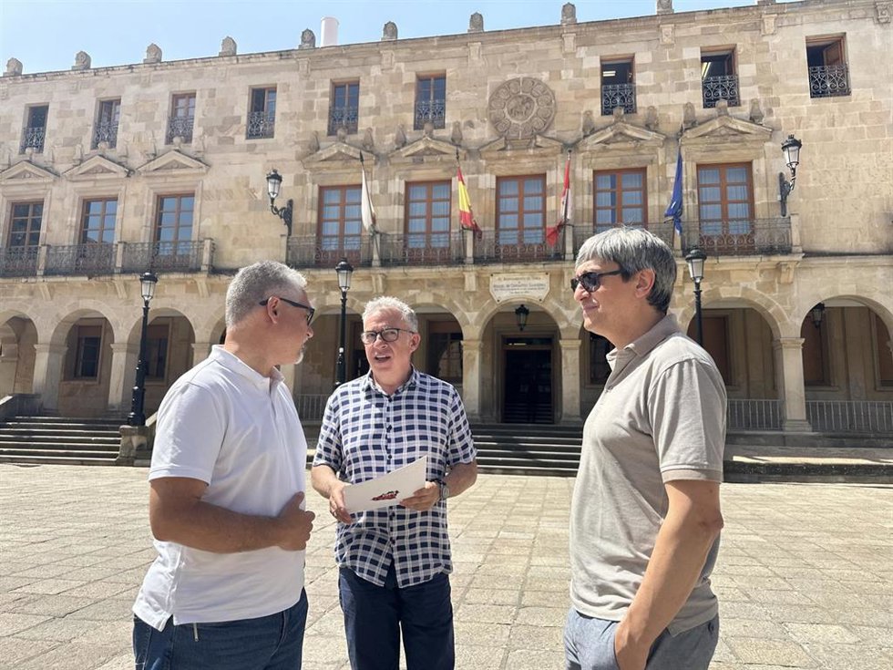 De izda a dcha, Vallejo, Ceña y Palomar analizan la Zona de Bajas Emisiones de Soria .