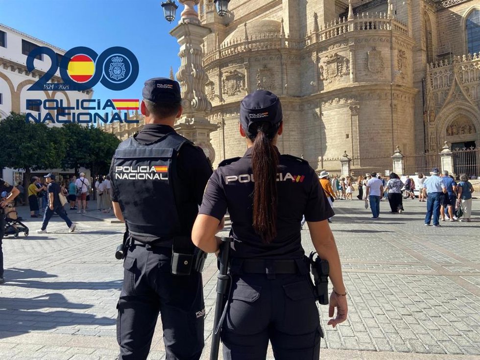 Archivo - Agentes de la Policía Nacional en el centro de Sevilla.