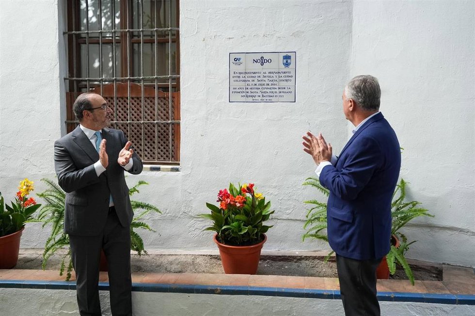 Inauguración de la placa conmemorativa de Santa Marta (Colombia), en la Plaza Santa Marta de Sevilla