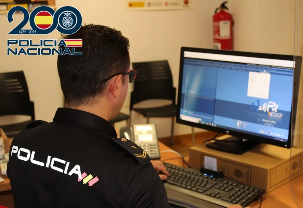 Agente de la Policía Nacional junto a un ordenador. - POLICÍA NACIONAL