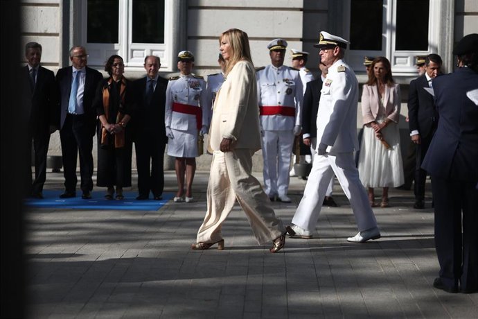 La presidenta del TS y del CGPJ, Isabel Perelló, y el Jefe de Estado Mayor de la Defensa, almirante general Teodoro Esteban López Calderón, durante el izado solemne de la Bandera con motivo del XII Aniversario de la Proclamación de Felipe VI