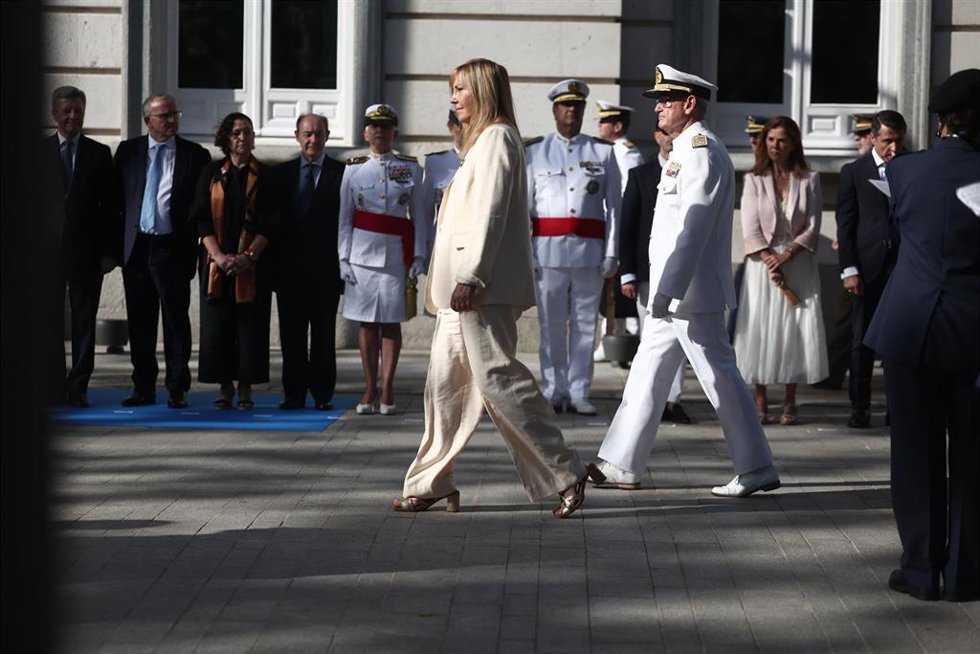 La presidenta del TS y del CGPJ, Isabel Perelló, y el Jefe de Estado Mayor de la Defensa, almirante general Teodoro Esteban López Calderón, durante el izado solemne de la Bandera con motivo del XII Aniversario de la Proclamación de Felipe VI