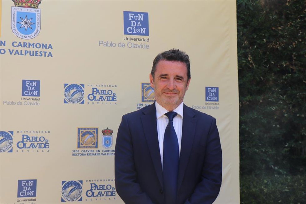 Mario Lesma, abogado especialista en contratación pública y estratégica en Laboratorio de la Contratación, durante los cursos de verano de la Universidad Pablo de Olavide en su sede de Carmona-Rosario Valpuesta