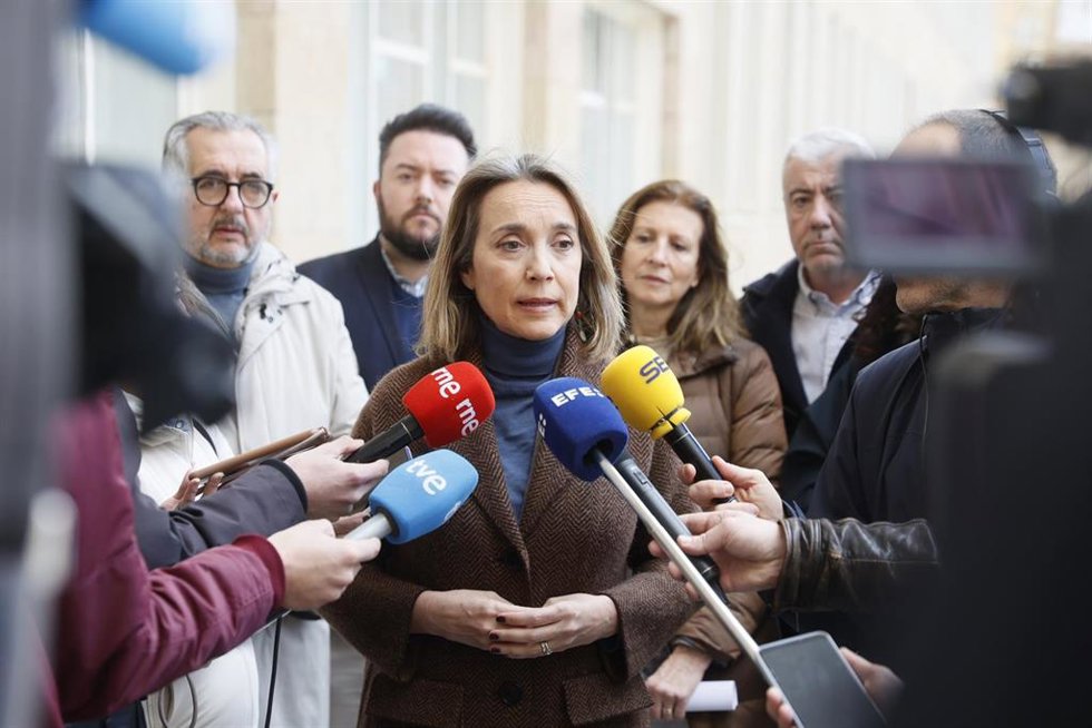 Archivo - La vicesecretaria de Regeneración Institucional, Cuca Gamarra, atiende a los medios antes de visitar la exposición de fotografía 'Vida y sociedad en los archivos de los fotógrafos de Logroño'. (Foto de archivo).