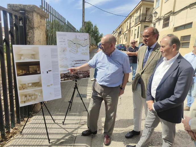 El arquitecto Francisco Mangado; el alcalde de Cáceres, Rafael Mateos, y el consejero de Cultura, Laureano León, en el comienzo de las obras del Museo El Madruelo en la capital cacereña