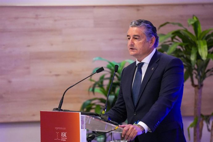 El consejero en funciones de Sanidad, Presidencia y Emergencias, Antonio Sanz, interviene en el acto inaugural de la XVIII Reunión de la Asociación Andaluza de Cirujanos. Imagen de archivo.