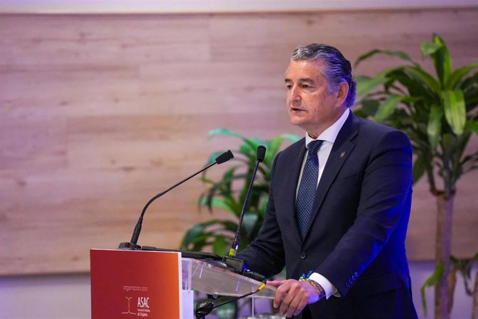 El consejero en funciones de Sanidad, Presidencia y Emergencias, Antonio Sanz, interviene en el acto inaugural de la XVIII Reunión de la Asociación Andaluza de Cirujanos. Imagen de archivo.