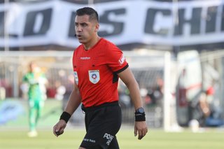 Futbol, Colo Colo vs Universidad de Chile. Fecha 5, Liga de Primera 2026. El arbitro Cristian Garay es fotografiado durante el partido de primera division entre Colo Colo contra Universidad de Chile disputado en el estadio Monumental de Santiago,