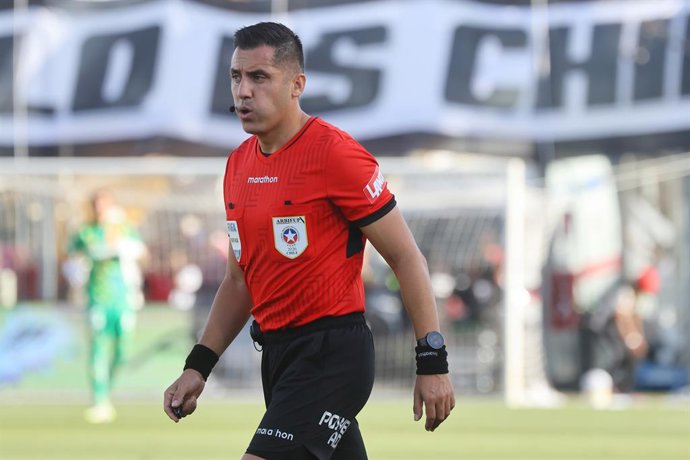 Futbol, Colo Colo vs Universidad de Chile. Fecha 5, Liga de Primera 2026. El arbitro Cristian Garay es fotografiado durante el partido de primera division entre Colo Colo contra Universidad de Chile disputado en el estadio Monumental de Santiago,