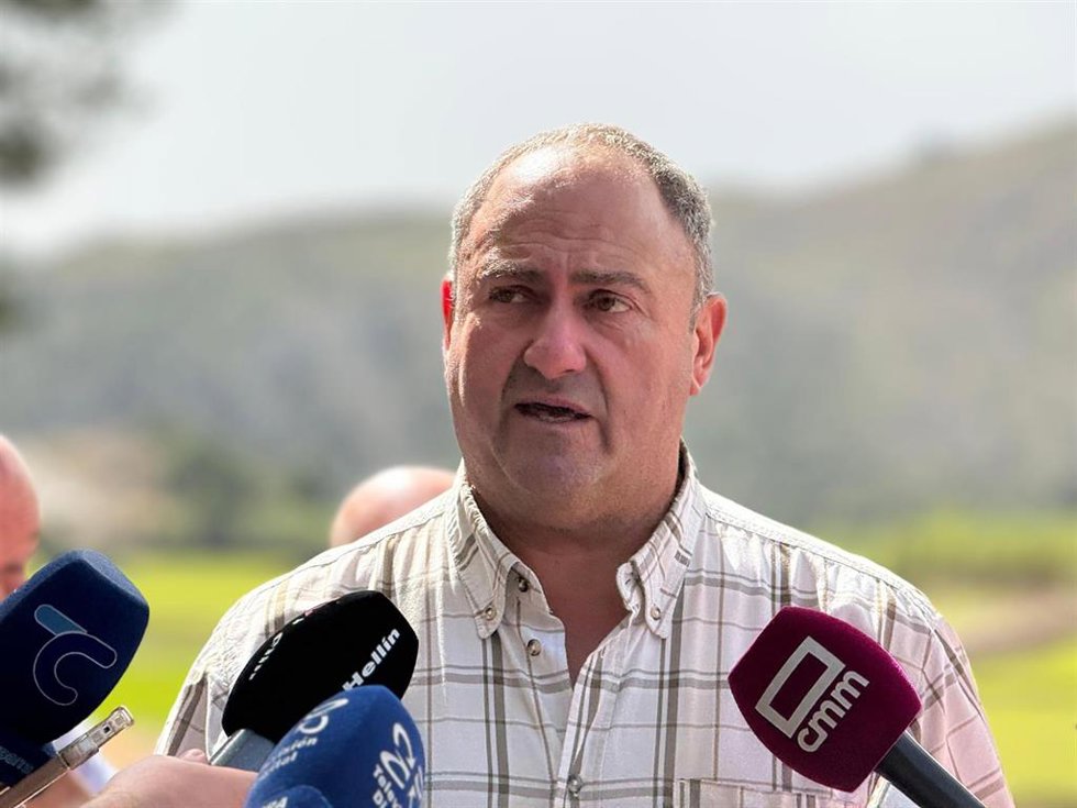 El consejero de Agricultura, Ganadería y Desarrollo Rural, Julián Martínez Lizán.