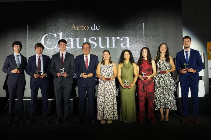 El presidente de la Fundación Cajasol, Antonio Pulido, junto a los alumnos más destacados en el acto de Clausura de su Curso Académico 2025/2026 del Instituto de Estudios Cajasol.