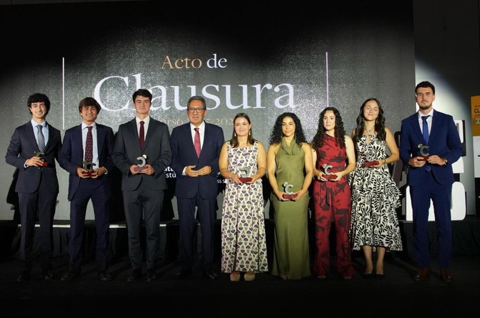El presidente de la Fundación Cajasol, Antonio Pulido, junto a los alumnos más destacados en el acto de Clausura de su Curso Académico 2025/2026 del Instituto de Estudios Cajasol.