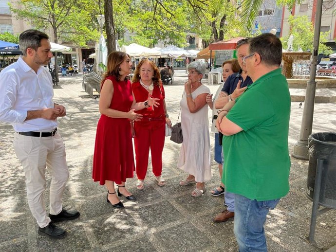 A petición de los residentes, la portavoz del grupo socialista en el Ayuntamiento, Raquel Ruz, se ha reunido con vecinos de la plaza y ha criticado "opacidad" por parte del gobierno local del PP respecto al proyecto de remodelación del entorno.