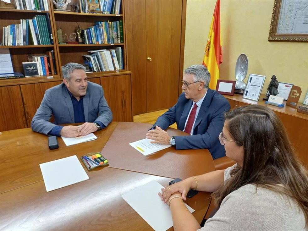 Imagen de la reunión mantenida esta mañana entre el consejero de Agua, Agricultura, Ganadería y Pesca, Joaquín Buendía, Joaqín Buendía y el presidente de la Confederación Hidrográfica del Segura (CHS), Mario Urrea