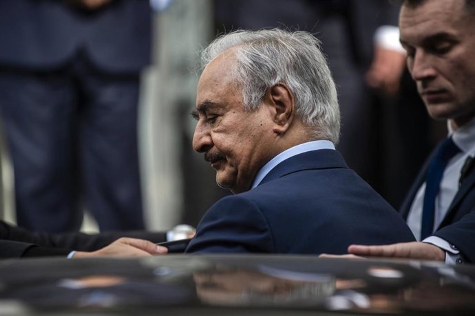 Archivo - El jefe de las fuerzas leales a las autoridades asentadas en el este de Libia, Jalifa Haftar, en una fotografía de archivo