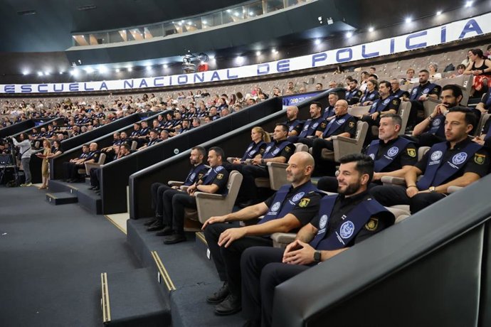 Clausura el Grado en Estudios Policiales en la Escuela de Ávila superado por 375 oficiales.