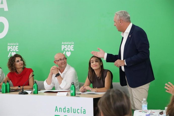 Archivo - La secretaria general del PSOE de Andalucía, María Jesús Montero, escucha al secretario general del PSOE de Cádiz, Juan Carlos Ruiz Boix, en una imagen de archivo.