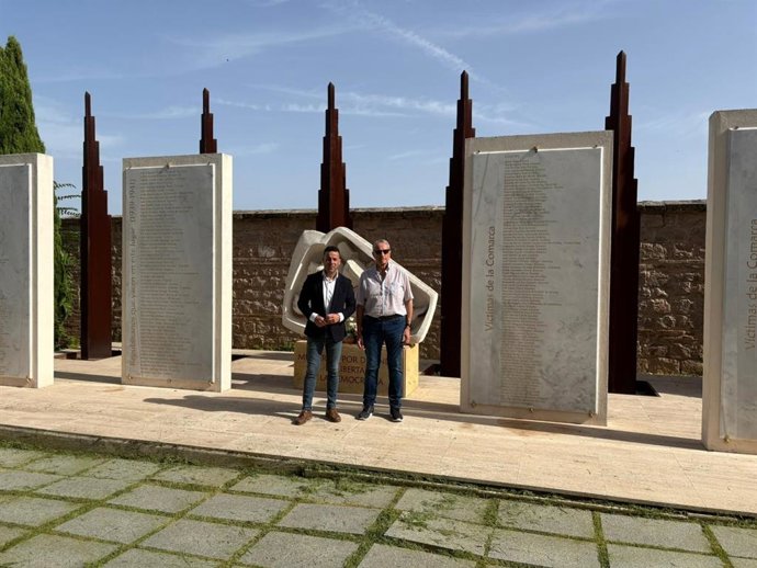 El vicepresidente segundo y diputado de Relaciones Institucionales, Javier Perales, y el presidente de la Asociación para la Recuperación de la Memoria Histórica de Jaén, Miguel Ángel Valdivia, junto al monumento de la fosa 25