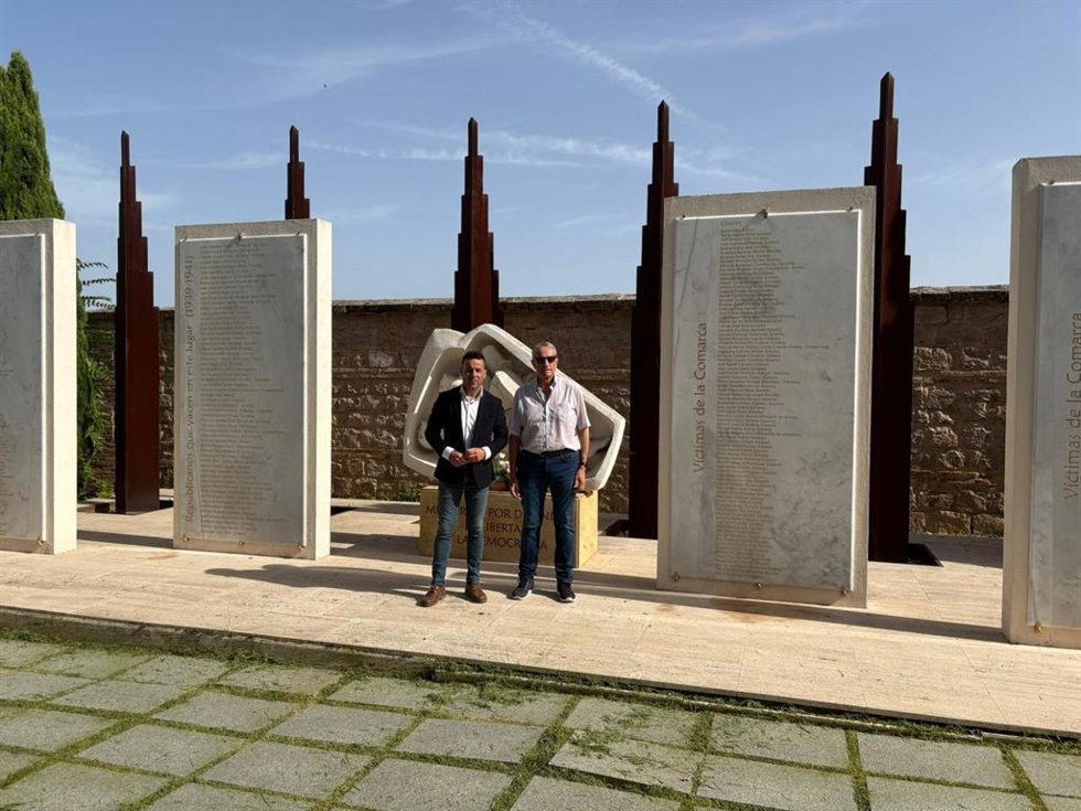 El vicepresidente segundo y diputado de Relaciones Institucionales, Javier Perales, y el presidente de la Asociación para la Recuperación de la Memoria Histórica de Jaén, Miguel Ángel Valdivia, junto al monumento de la fosa 25