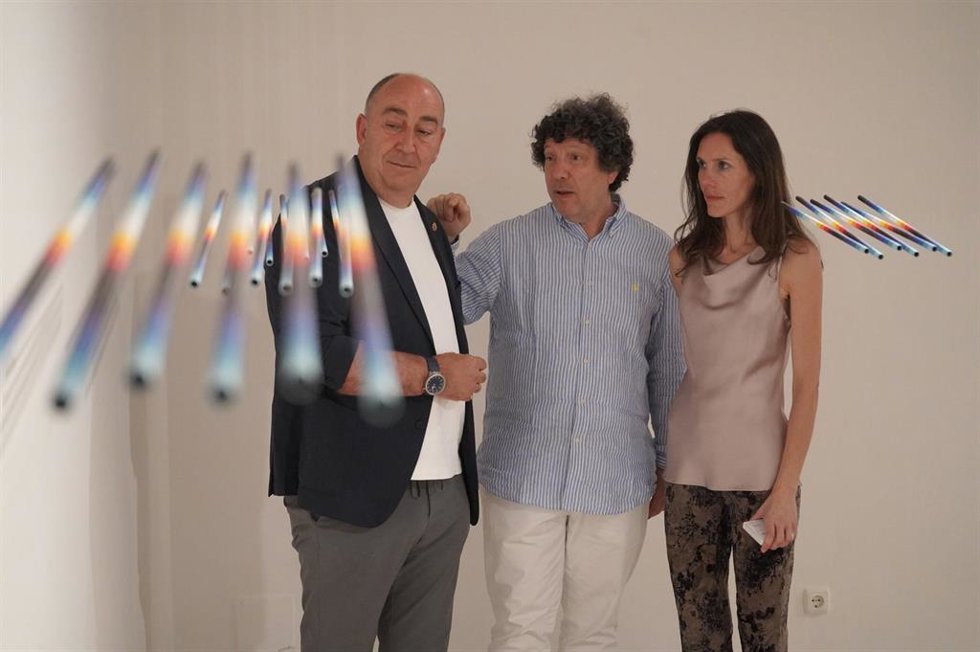 La comisaria Ana Doldán; el artista Elías Crespin y el presidente de la Diputación,. Miguel Ángel de Vicente, ante una de las obras.
