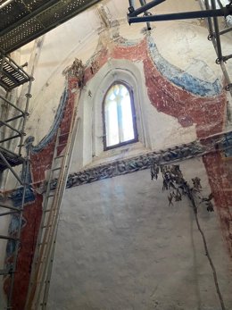La Fundación Santa María de Toraya saca a la luz unos murales ocultos en la sacristía de la ermita de San Pedruco de Ajo