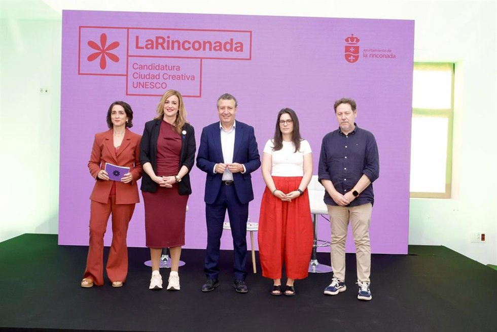 El alcalde de La Rinconada, Javier Fernández, junto a los participantes en las segundas Jornadas de Desarrollo Sostenible