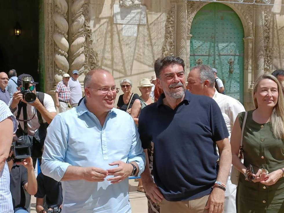 El secretario general del PP, Miguel Tellado (i), y el alcalde de Alicante, Luis Barcala (d), este viernes durante una visita a las hogueras oficiales en la plaza del Ayuntamiento