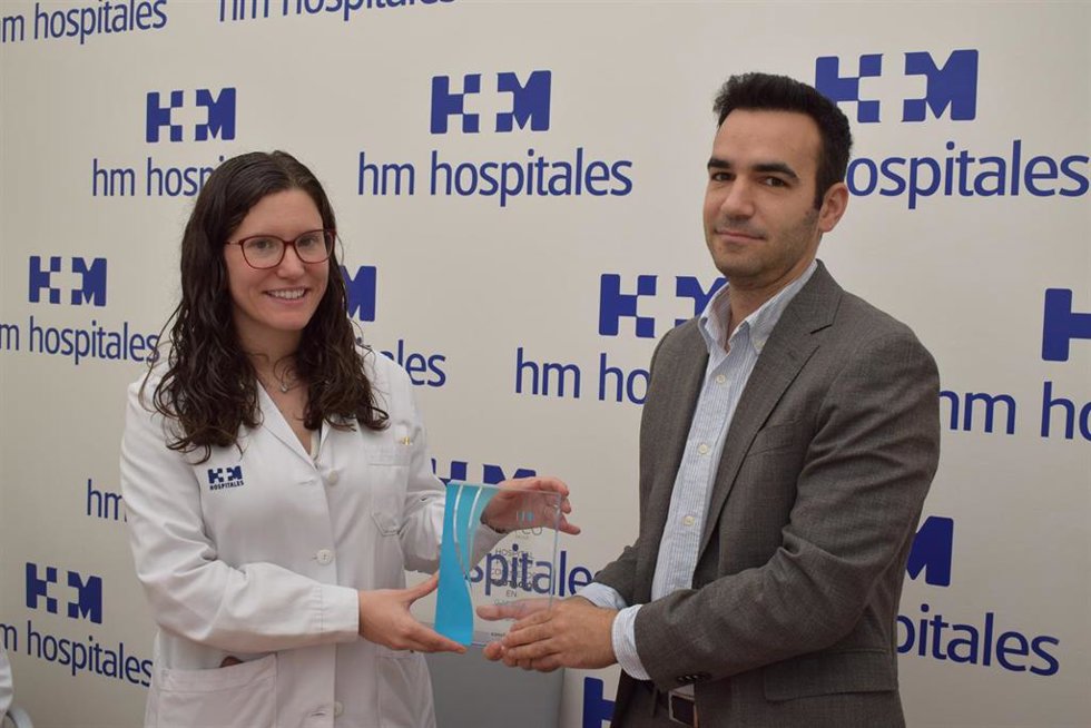 La directora médica de HM Hospitales en Santiago, la doctora Gema Castiñeiras, recibe de manos del director de Merco Salud, Enrique Mañas, el reconocimiento al Hospital HM Rosaleda como el centro sanitario privado con mejor reputación de Galicia.