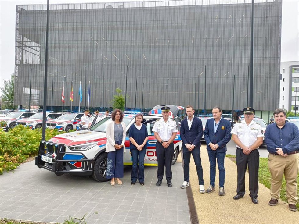 La alcaldesa de Gijón, Carmen Moriyón, en la presentación de la nueva flota de la Policía Local, junto a otros concejales y agentes.