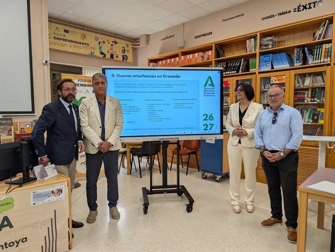 El delegado de la Junta de Andalucía en Granada, Antonio Granados, acompañado de la delegada de Desarrollo Educativo y Formación Profesional, María José Martín, ha presentado este viernes en Baza la oferta de FP para el curso 2026/2027