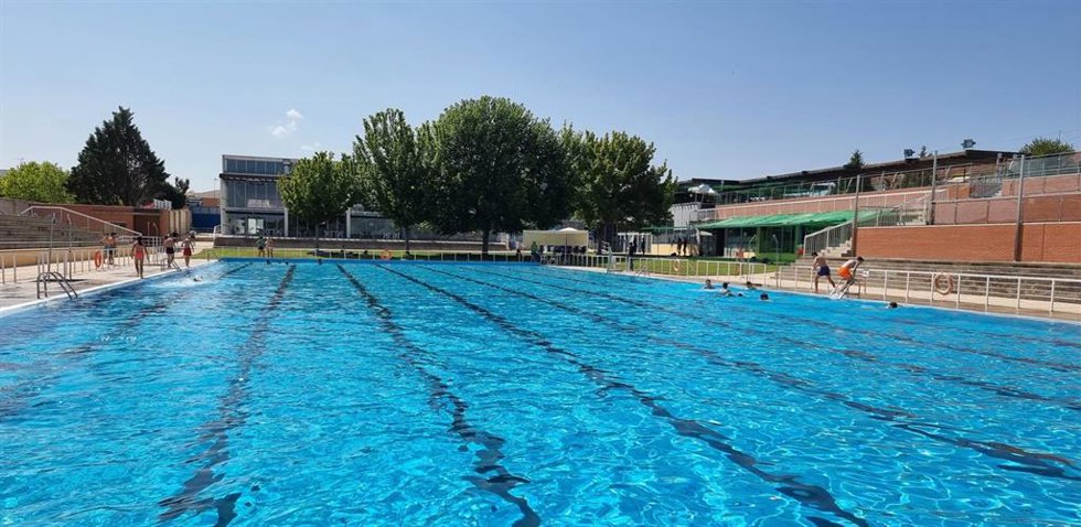 Archivo - Piscina de verano.