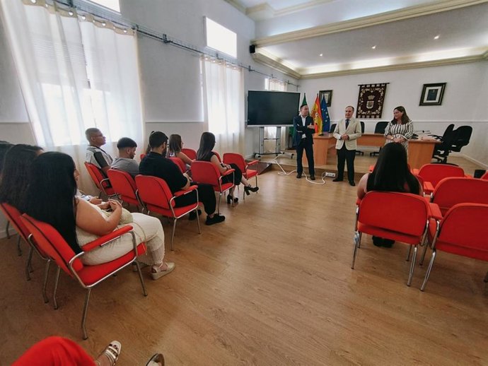 Jóvenes desempleados durante una formación en el Real de la Jara