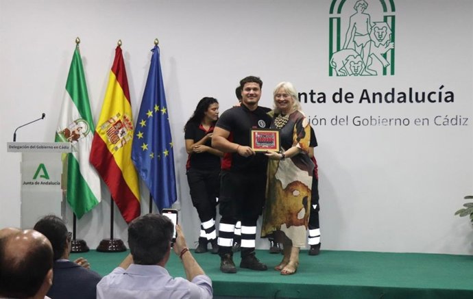 La delegada de la Junta en Cádiz, Mercedes Colombo, entrega un reconocimiento a un participante de la primera promoción del ciclo formativo de grado medio técnico en Emergencias y Protección Civil.