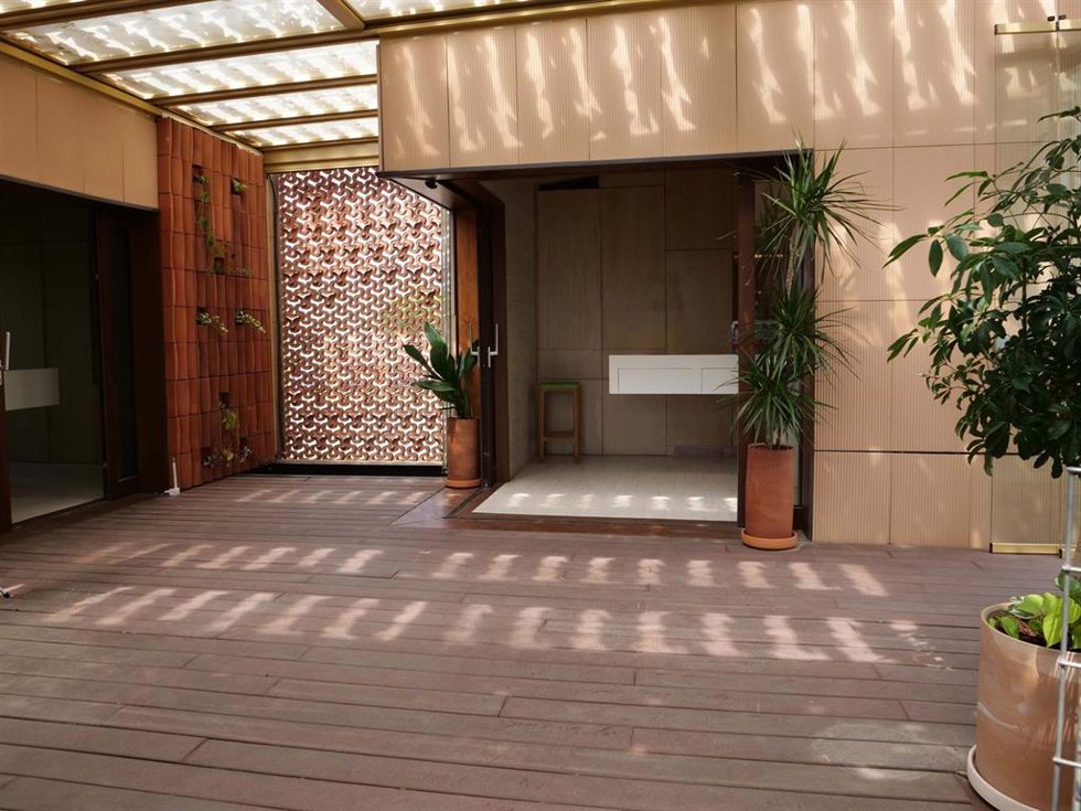 Una casa-patio instalada en el campus de la UMA investiga cómo reducir el calor sin consumo energético.