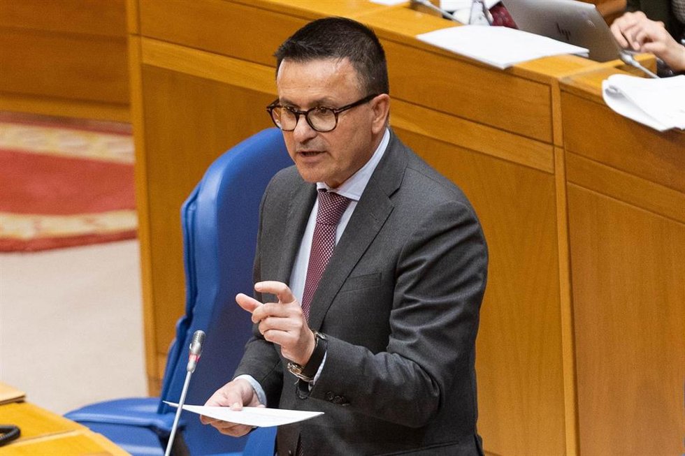 Archivo - El conselleiro de Emprego, José González, interviene en el pleno del Parlamento de Galicia