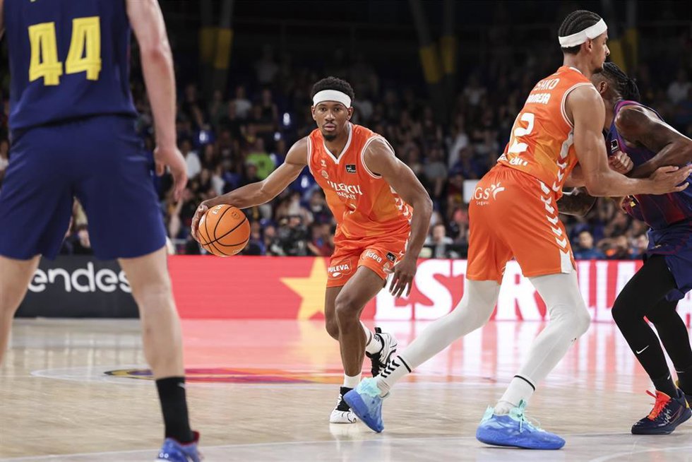 Kameron Taylor (Valencia Basket) en acción en un duelo contra el Barça en la Liga Endesa
