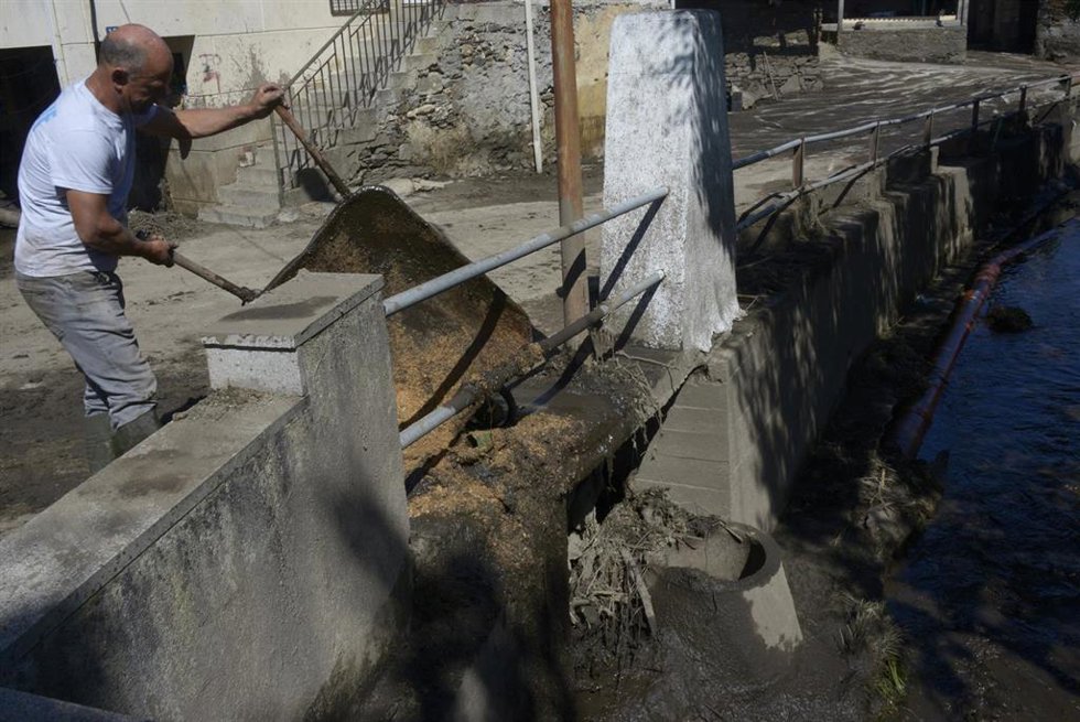 Un vecino trabaja en las labores de limpieza, a 19 de junio de 2026, en Pradocabalos, Viana do Bolo, Ourense, Galicia (España). 