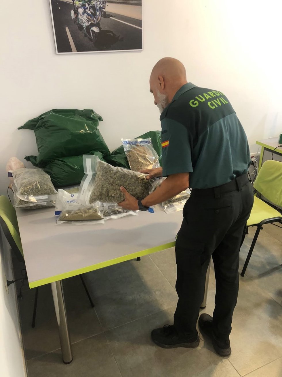 Agente junto a la droga intervenida en un club de Almuñécar (Granada)