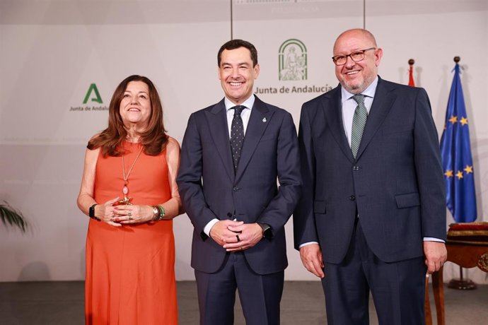 Juanma Moreno (c), entre Manuel Torralbo, y María del Carmen Castillo, possando tras el acto de toma de posesión del rector.