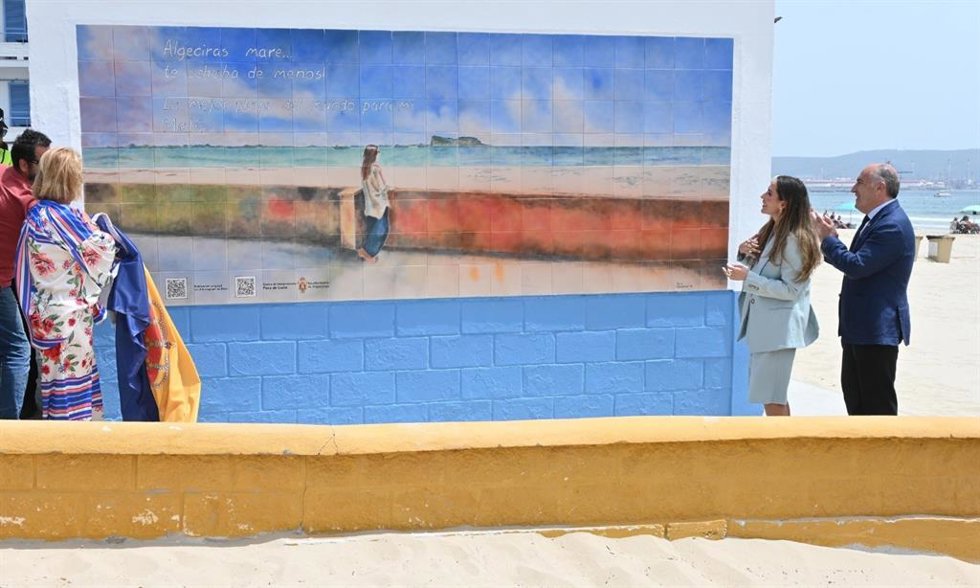 La cantante Malú descubre un mural en homenaje a ella en la playa del Rinconcillo junto al alcalde de Algeciras, José Ignacio Landaluce.