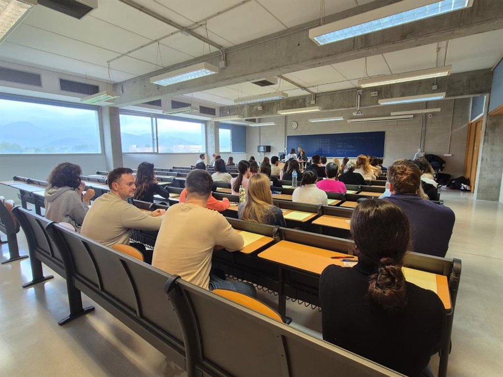 Opositores en un aula.
