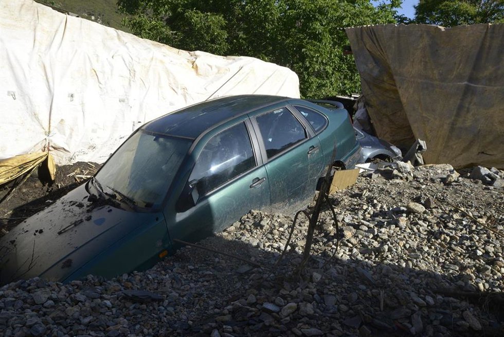 Un coche arrastrado por la riada, a 19 de junio de 2026, en A Bouza, Viana do Bolo, Ourense, Galicia (España). Las fuertes tormentas que acontecieron ayer en las provincias de Lugo y Ourense han dejado a las localidades de Viana do Bolo y Valdeorras con c