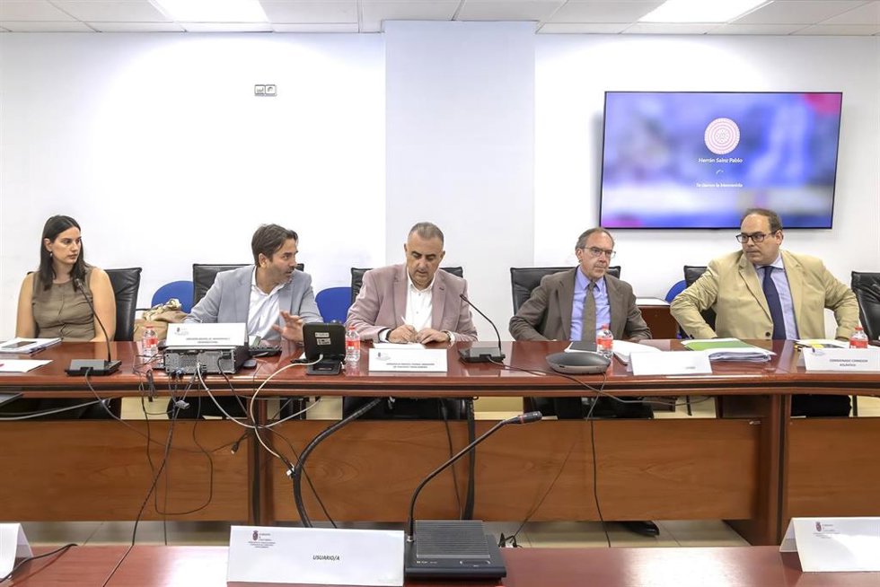 El consejero de Fomento, Roberto Media, preside la Mesa del Ferrocarril celebrada este viernes en la sede del Gobierno de Cantabria