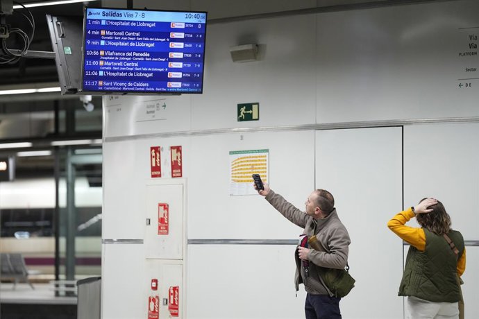 Archivo - Usuaris de Rodalies a l'estació de Sants