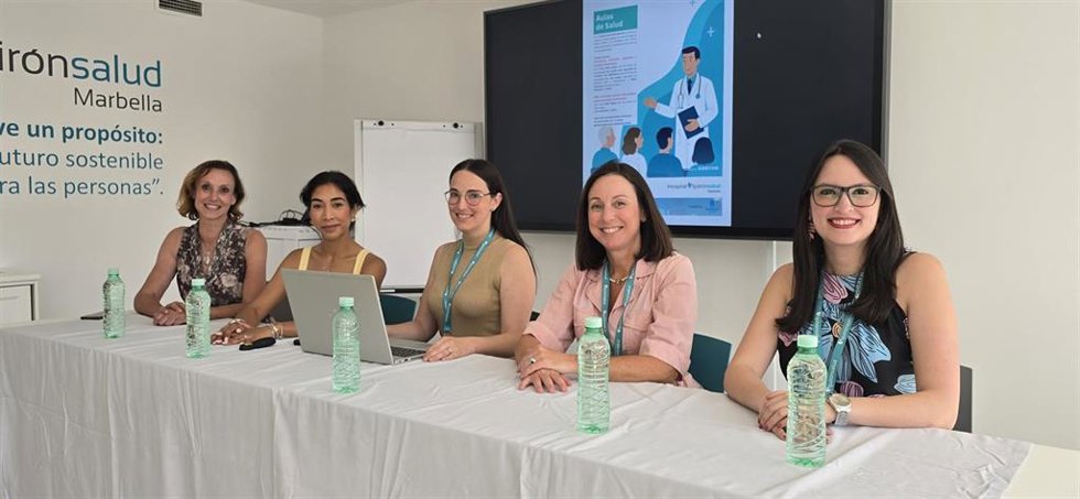 Charla multidisciplinar que han pronunciado en el Hospital Quirónsalud Marbella cinco de nuestras especialistas sobre la osteoporosis.