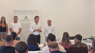 El delegado territorial de Empleo, Empresa y Trabajo Autónomo de la Junta de Andalucía en Cádiz, Daniel Sánchez Román, junto al alcalde de Alcalá del Valle, Rafael Aguilera, en la bienvenida a participantes de progamas de Empleo y Formación.