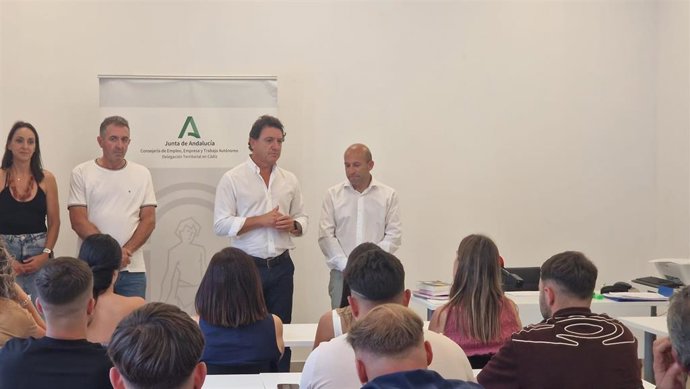 El delegado territorial de Empleo, Empresa y Trabajo Autónomo de la Junta de Andalucía en Cádiz, Daniel Sánchez Román, junto al alcalde de Alcalá del Valle, Rafael Aguilera, en la bienvenida a participantes de progamas de Empleo y Formación.