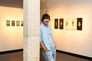 El fotógrafo Rafael Trapiello, en la sala Imagina del Centro Andaluz de Fotografía (CAF), junto a varias piezas de la exposición 'Un feliz desorden del tiempo'.